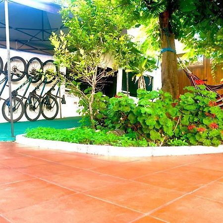 Hostal White House Galapagos بويرتو أيورا المظهر الخارجي الصورة