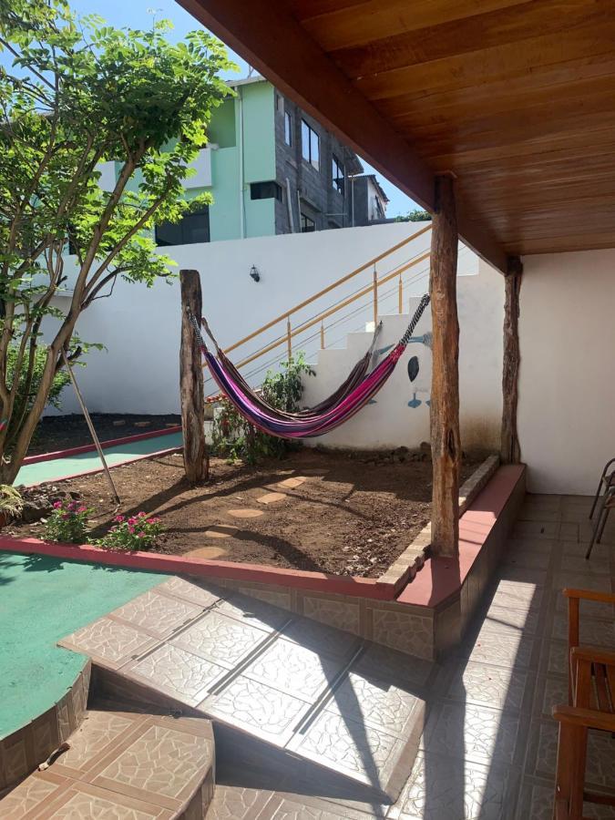 Hostal White House Galapagos بويرتو أيورا المظهر الخارجي الصورة