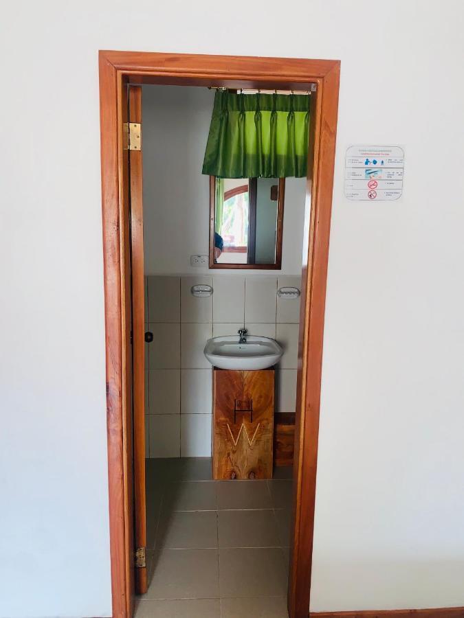 Hostal White House Galapagos بويرتو أيورا المظهر الخارجي الصورة