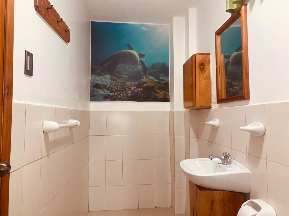 Hostal White House Galapagos بويرتو أيورا المظهر الخارجي الصورة
