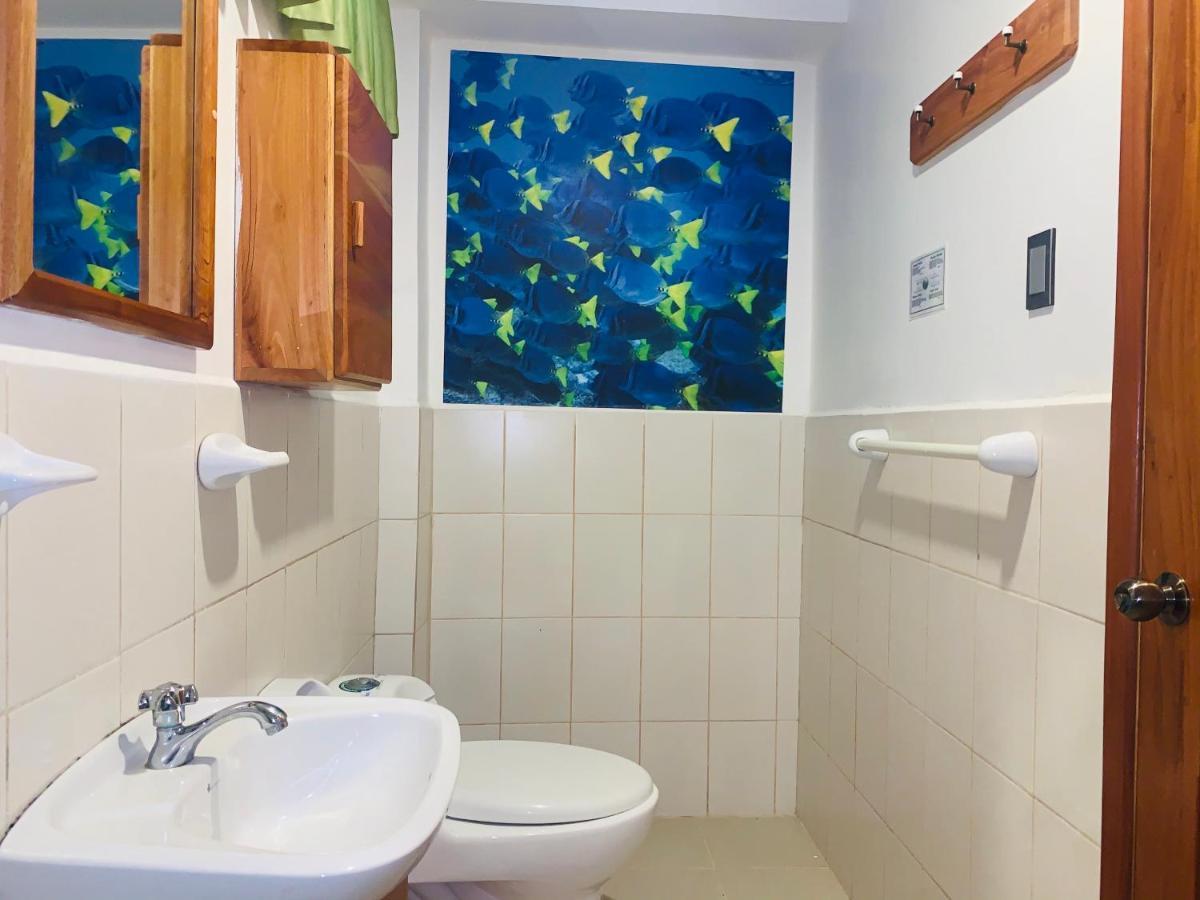 Hostal White House Galapagos بويرتو أيورا المظهر الخارجي الصورة