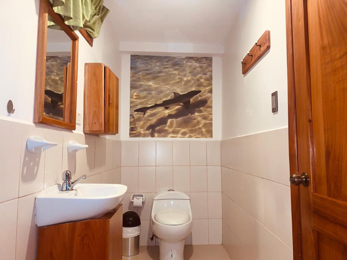 Hostal White House Galapagos بويرتو أيورا المظهر الخارجي الصورة