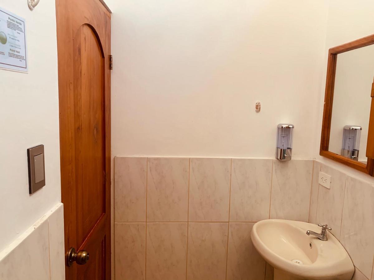 Hostal White House Galapagos بويرتو أيورا المظهر الخارجي الصورة