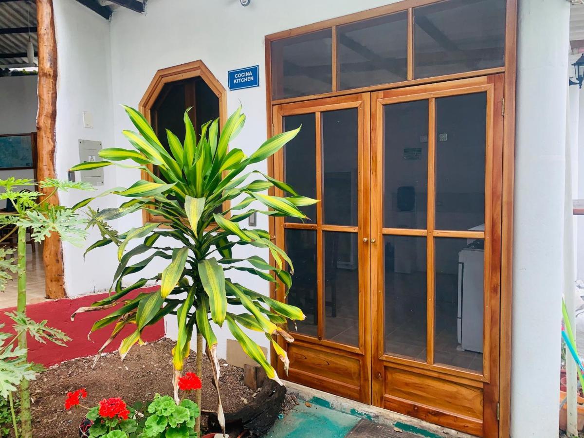 Hostal White House Galapagos بويرتو أيورا المظهر الخارجي الصورة