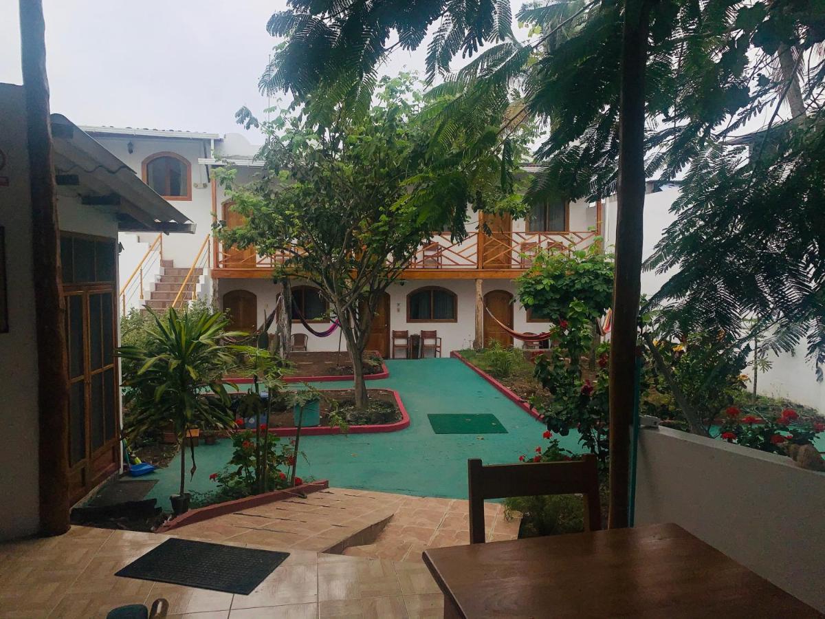 Hostal White House Galapagos بويرتو أيورا المظهر الخارجي الصورة