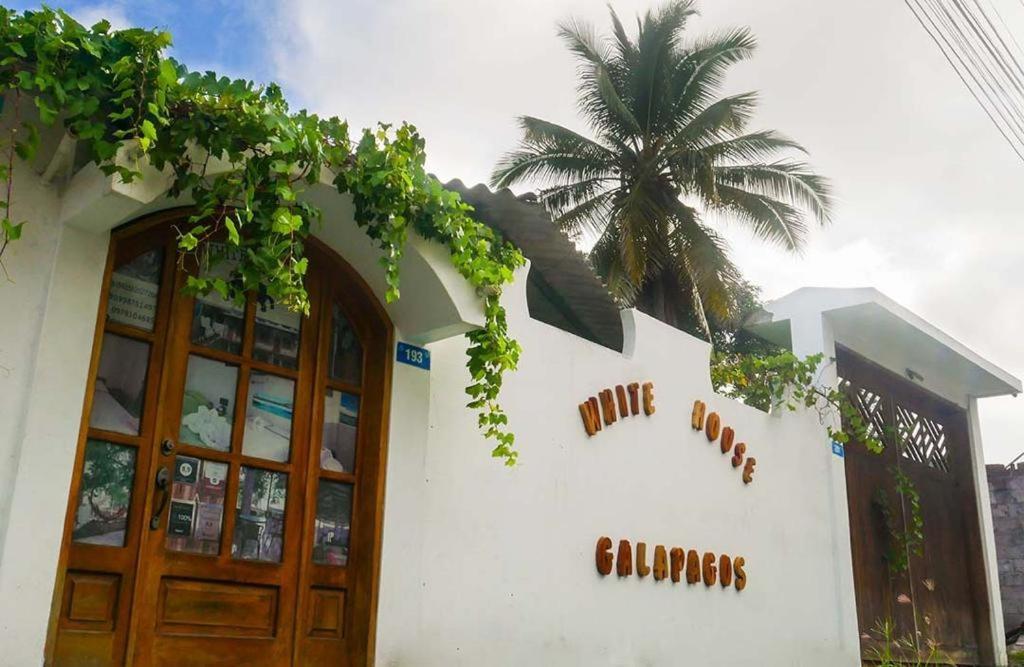 Hostal White House Galapagos بويرتو أيورا المظهر الخارجي الصورة