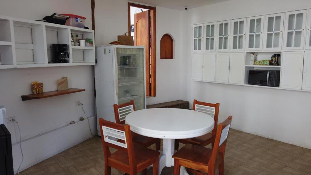 Hostal White House Galapagos بويرتو أيورا المظهر الخارجي الصورة