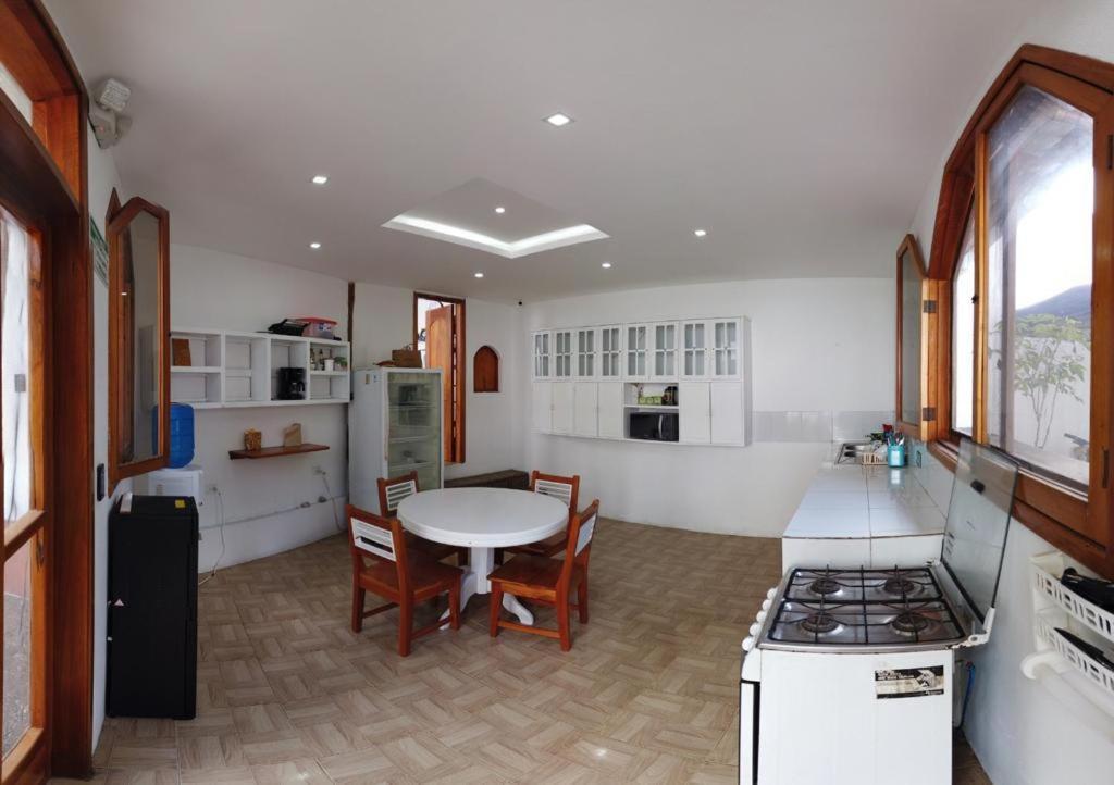 Hostal White House Galapagos بويرتو أيورا المظهر الخارجي الصورة