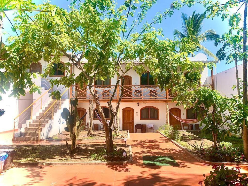 Hostal White House Galapagos بويرتو أيورا المظهر الخارجي الصورة