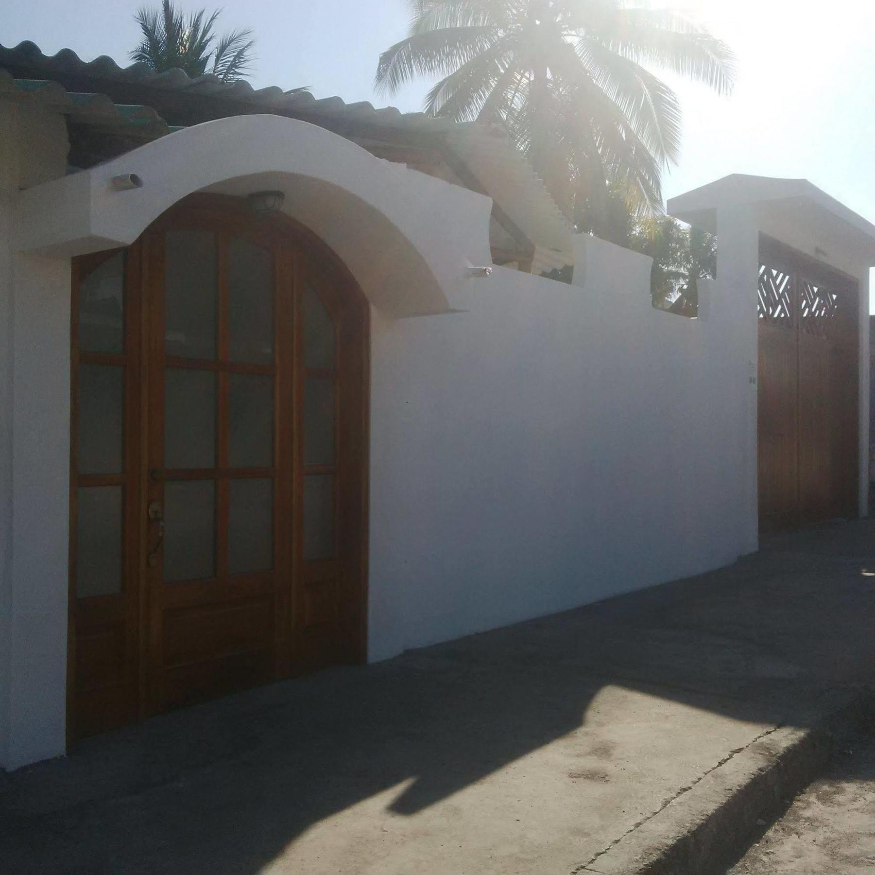 Hostal White House Galapagos بويرتو أيورا المظهر الخارجي الصورة