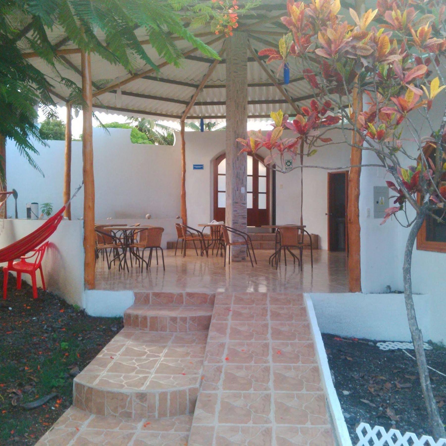 Hostal White House Galapagos بويرتو أيورا المظهر الخارجي الصورة