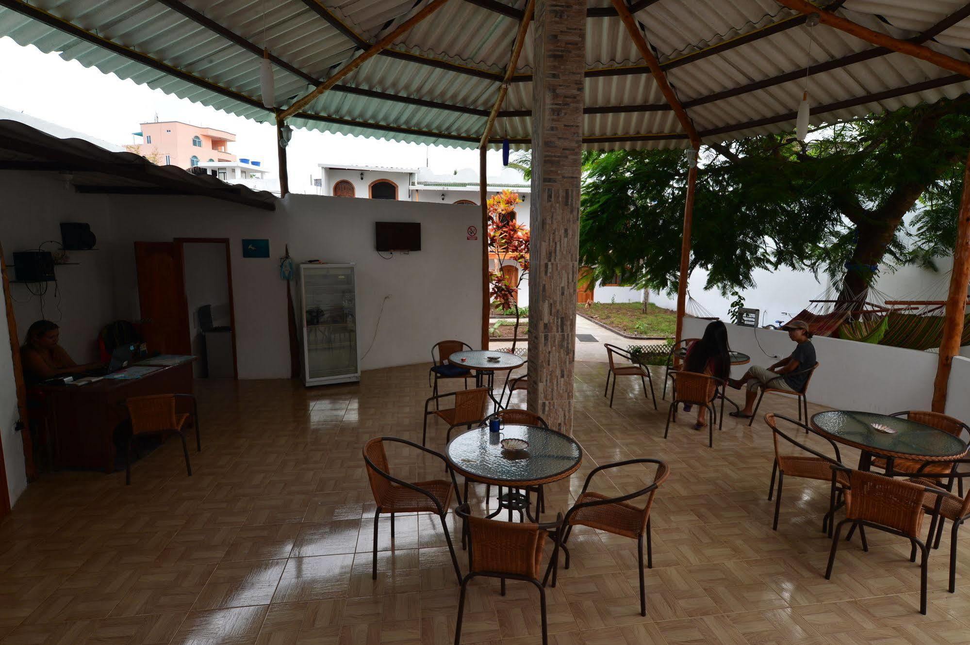 Hostal White House Galapagos بويرتو أيورا المظهر الخارجي الصورة