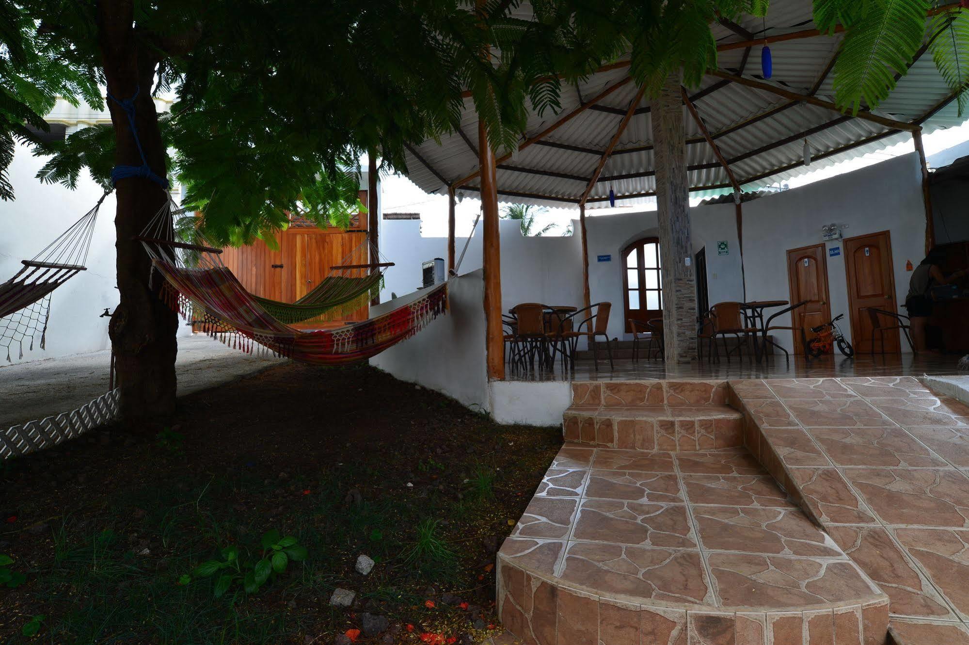 Hostal White House Galapagos بويرتو أيورا المظهر الخارجي الصورة