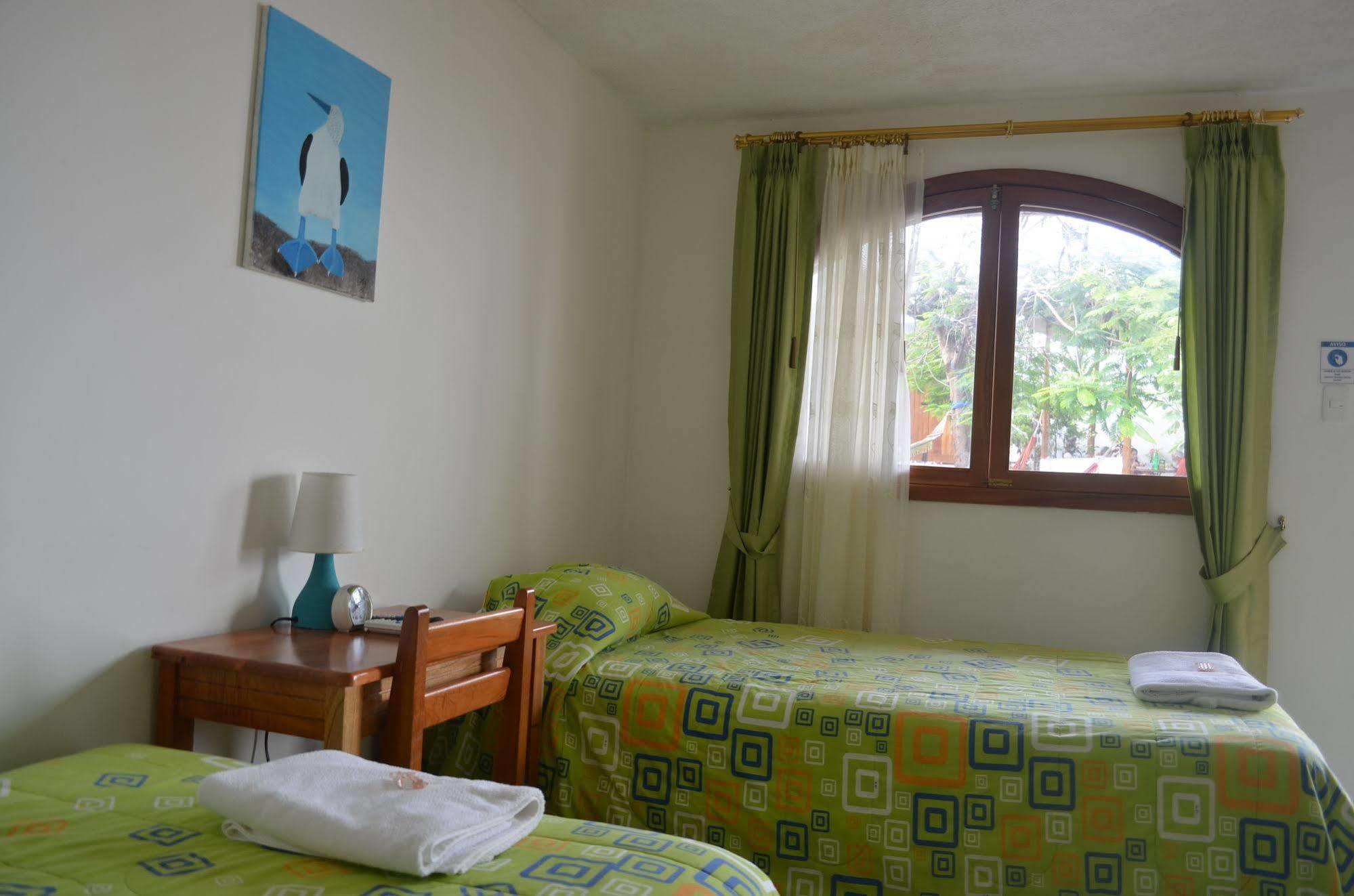Hostal White House Galapagos بويرتو أيورا المظهر الخارجي الصورة