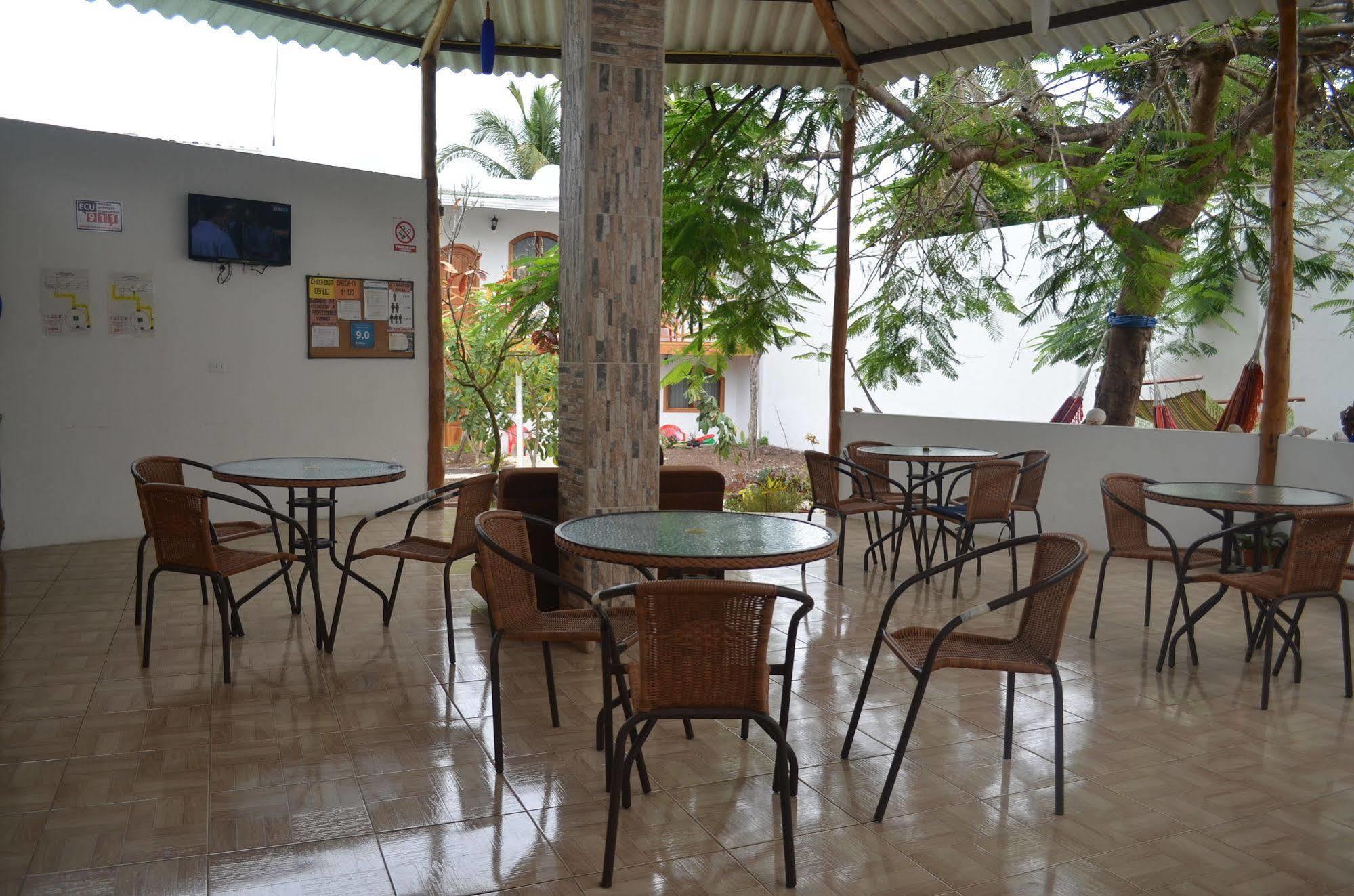 Hostal White House Galapagos بويرتو أيورا المظهر الخارجي الصورة